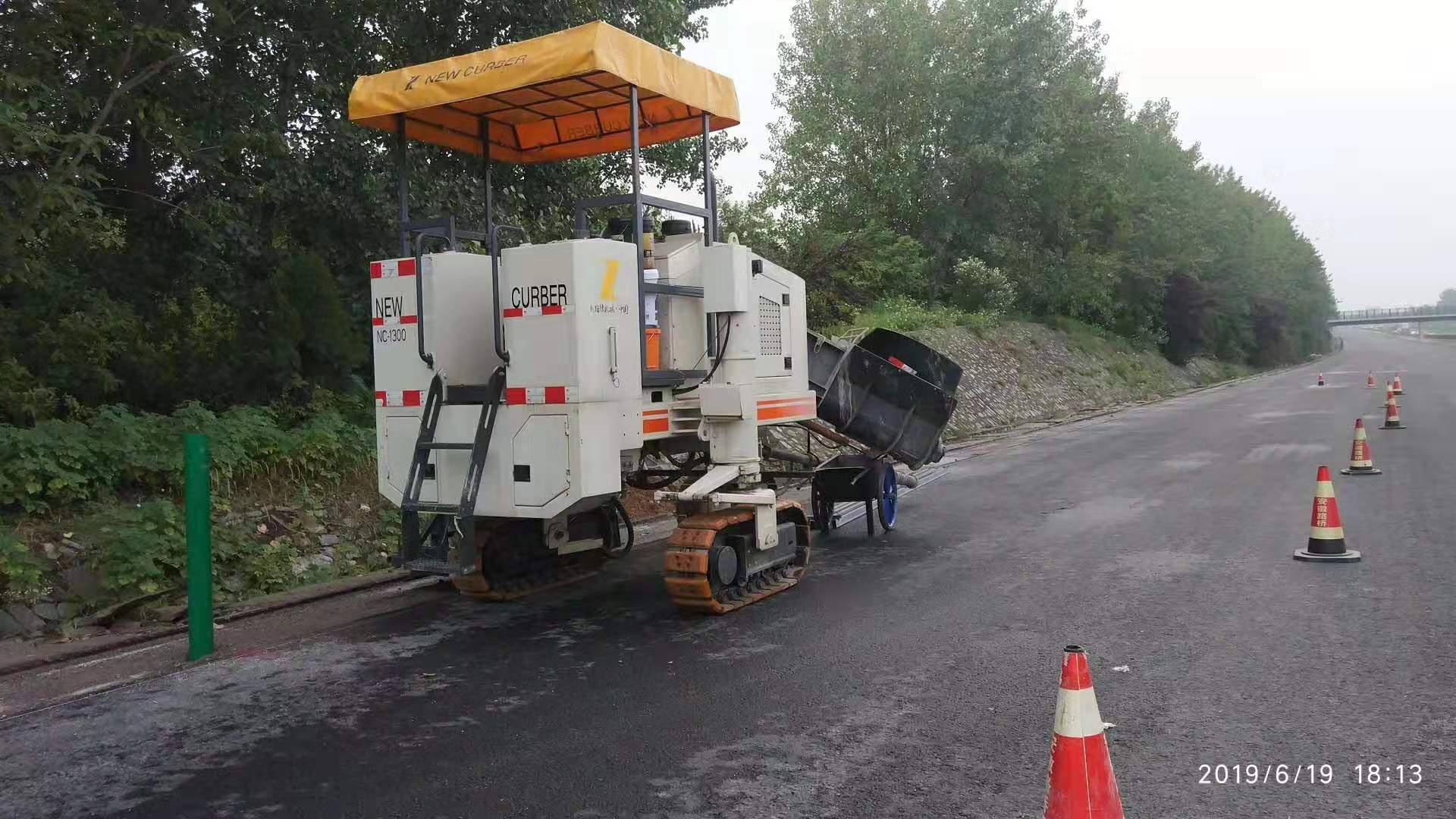 路面攤鋪開始前，務必要對混凝土路緣石滑模攤鋪機的性能進行全面檢查